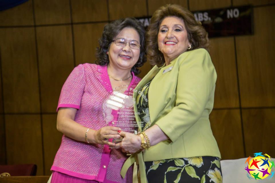Mrs. Cristina Field, regional representative of Global Peace Women awarding María Dolores Galli de Florentín, President of the Santa Lucía Association 