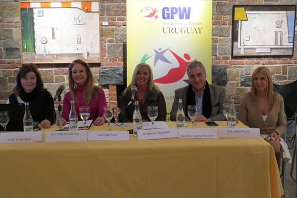 Izquierda a Derecha: Dra. Estela Abal, Dr. Pilar Lacalle Pou; Sra. Laura Martinez, Dr. Alberto Scavarelli y Psicóloga Nibia Pizzo, Presidenta del Área Mujer de FPG - Uruguay. 